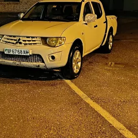 Mitsubishi L200 2011