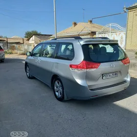 Toyota Sienna 2011