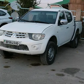 Mitsubishi L200 2013