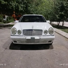 Mercedes-Benz E320 2001