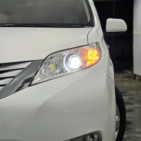 Toyota Sienna 2011