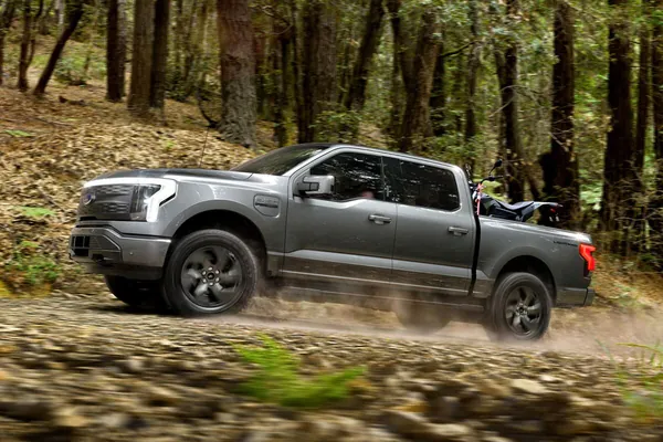 Ford F-150 Lightning elektropikabynyň önümçiligini ýedi hepdelik bes eder
