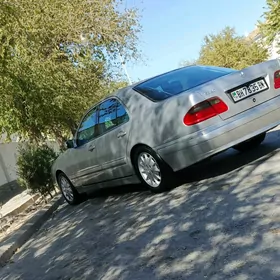 Mercedes-Benz E320 2001