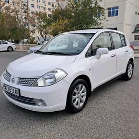 Nissan Tiida 2005