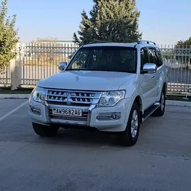 Mitsubishi Pajero 2015