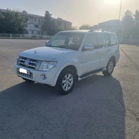 Mitsubishi Pajero 2014