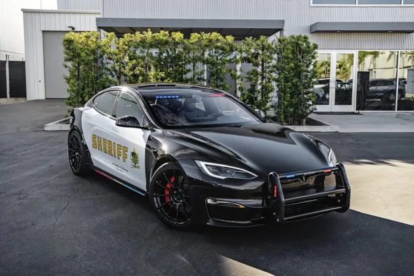 Tesla Model S Plaid dünýäde iň tiz polisiýa awtoulagy boldy