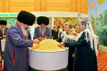 Ýurdumyzda Hasyl toýy bellenilip geçildi, Türkmenistanyň Prezidentine Keremli atly bedew sowgat berildi