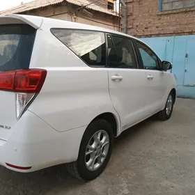 Toyota Innova 2021