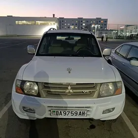 Mitsubishi Pajero 2002