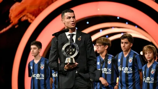 Ronaldu Portugaliýada futbolyň ösmegine goşandy üçin Quinas de Ouro baýragyny aldy