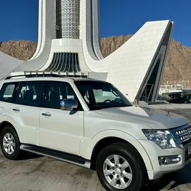 Mitsubishi Pajero 2015