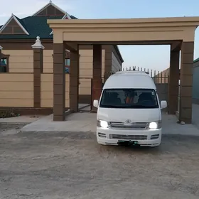 Toyota Hiace 2010