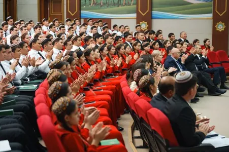 Türkmenistanda Ýaşlar baýragynyň eýeleri yglan ediler we olary sylaglamak dabarasy geçiriler