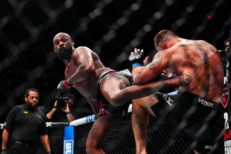 Jon Jons agyr agramda UFC-niň çempion titulyny gorady we guşagyny Trampa berdi
