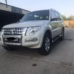 Mitsubishi Pajero 2015