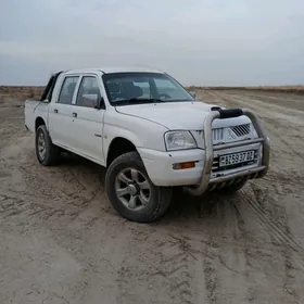 Mitsubishi L200 2005