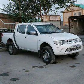 Mitsubishi L200 2013