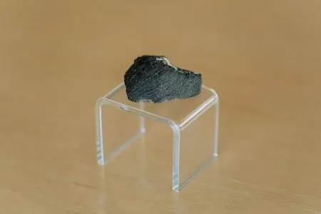 Stol çekmesinde ýatdan çykarylan meteorit alymlara Marsdaky buzlaryň eremeginiň syryny çözmäge kömek etdi
