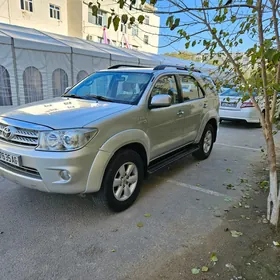 Toyota Fortuner 2010