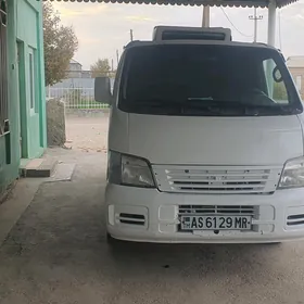 Nissan Urvan 2005