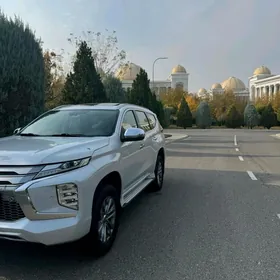 Mitsubishi Pajero 2020