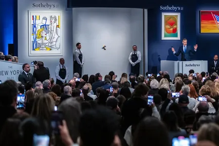 Diwara skoç bilen ýelmenen banan Sotheby's auksionynda 6,2 million dollara satyldy