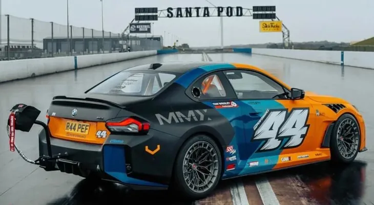 В Великобритании представили 1500-сильный BMW M2 с парашютом