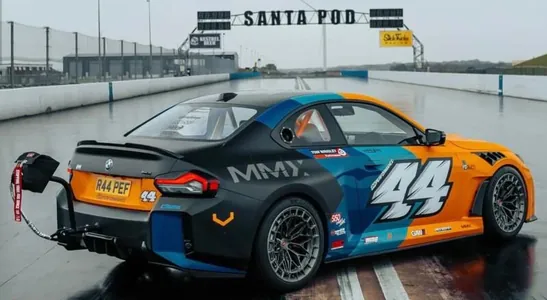 В Великобритании представили 1500-сильный BMW M2 с парашютом