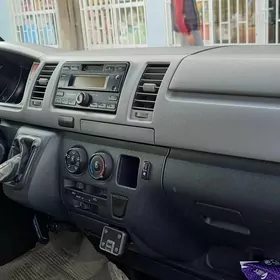 Toyota Hiace 2010