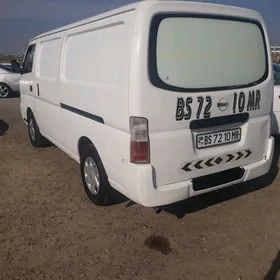 Nissan Urvan 2002