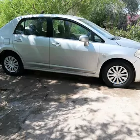 Nissan Tiida 2006