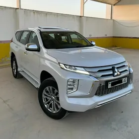 Mitsubishi Pajero 2020