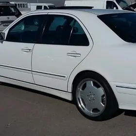 Mercedes-Benz E320 2001