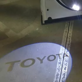 "TOYOTA" ýazgyly gapy çyra