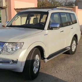 Mitsubishi Pajero 2016