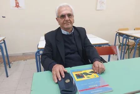 Hiçden giç ýagşy: Gresiýada 80 ýaşly pensioner okuwyny tamamlamak üçin mekdebe dolandy