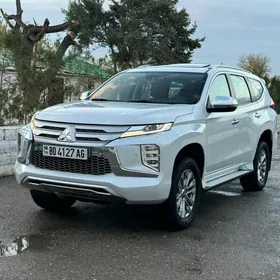 Mitsubishi Pajero 2020