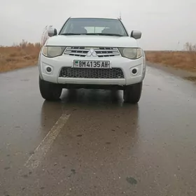 Mitsubishi L200 2012