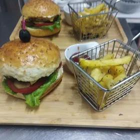 Burger 1 + 1 mugut aksiya