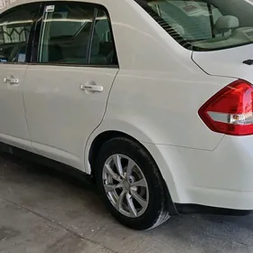 Nissan Tiida 2005