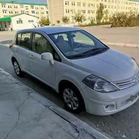 Nissan Tiida 2011