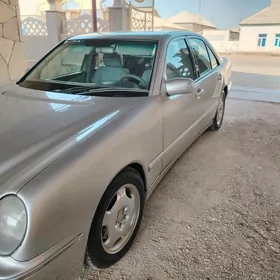 Mercedes-Benz E320 2001