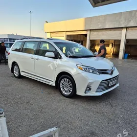 Toyota Sienna 2016