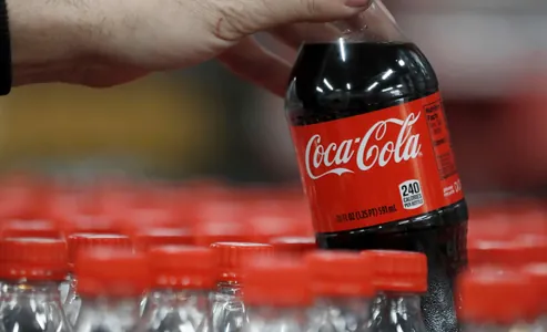 Coca-Cola plastigi gaýtadan işlemek meýilnamasyna täzeden seredýär: ol 50%-den 35%-e geçdi