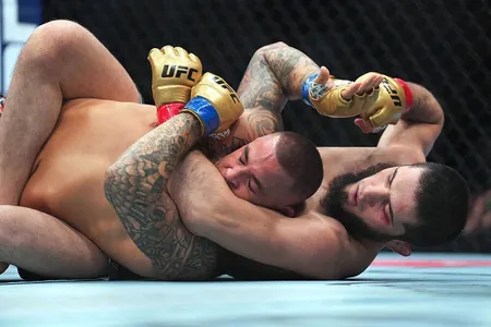 Махачев и дю Плесси номинированы на премию UFC за лучший «Сабмишен года»