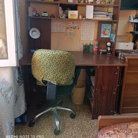 письменный стол  и кровать