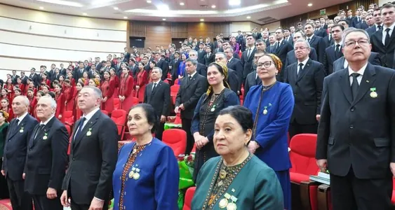 Türkmenistanda diplomatlara Magtymguly Pyragynyň 300 ýyllygy mynasybetli ýubileý medallary gowşuryldy