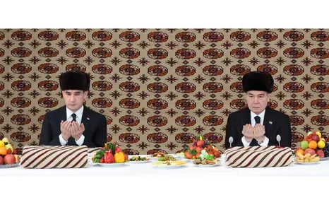 В Геоктепинской мечети дали садака по случаю паломничества Гурбангулы Бердымухамедова в Каабу