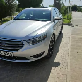 Ford Taurus 2015